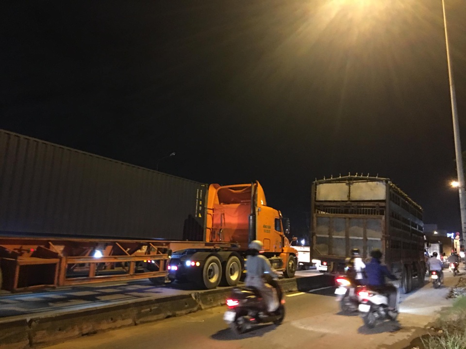 Chạy xe máy vào làn ô tô, bị xe container tông tử vong - 2 Chạy xe máy vào làn ô tô, bị xe container tông tử vong - 2