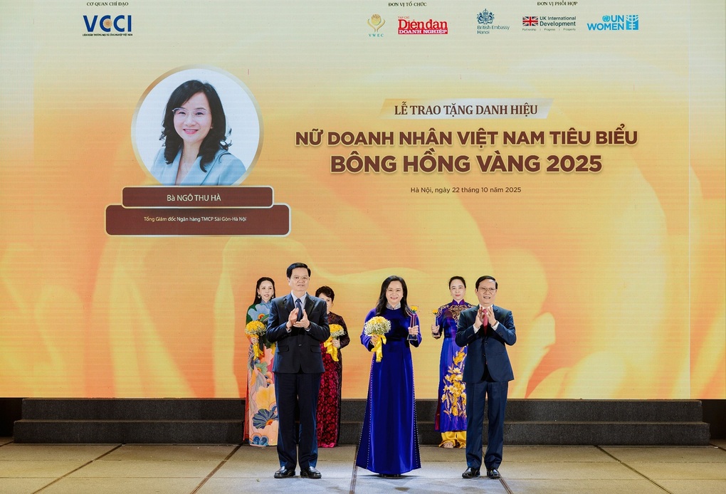SHB General Director receives Golden Rose Award 2025 - 1 Tổng giám đốc SHB nhận giải Bông hồng vàng năm 2025 - 1