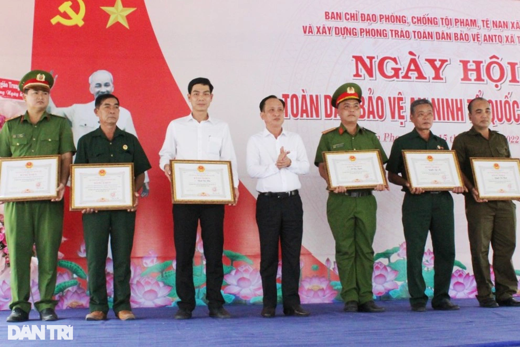 Toàn dân bảo vệ an ninh, xây dựng địa phương thật sự là nơi hạnh phúc! - 5 Toàn dân bảo vệ an ninh, xây dựng địa phương thật sự là nơi hạnh phúc! - 5