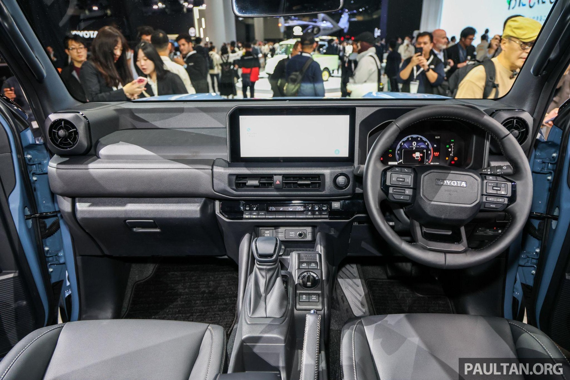 Cận cảnh Toyota Land Cruiser FJ: Off-road “thần sầu”, sẽ bán ở Việt Nam - 8 Cận cảnh Toyota Land Cruiser FJ: Off-road “thần sầu”, sẽ bán ở Việt Nam - 8