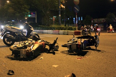 “Ma tốc độ” gây tai nạn, 2 người nguy kịch