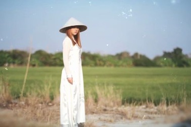 Hot girl Thái Lan nhận được “bão Like” khi mặc áo dài Việt