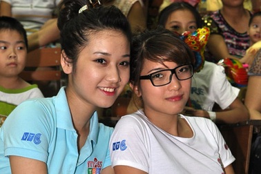 Miss Teen đem “nụ cười tháng 6” tới các bệnh nhi