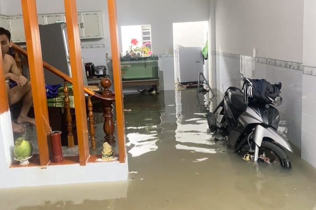 Ô tô lật nghiêng, xe máy bị nước cuốn trong mưa lớn ở Đồng Nai - 1 Ô tô lật nghiêng, xe máy bị nước cuốn trong mưa lớn ở Đồng Nai - 1