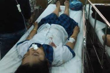 Người dân nâng xe tải giải cứu 2 nữ sinh mắc kẹt dưới gầm