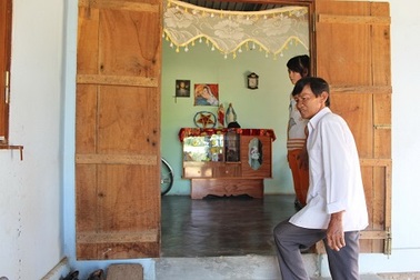 Bé trai thủng mắt, đứt lìa ngón tay vì đồ chơi Trung Quốc phát nổ