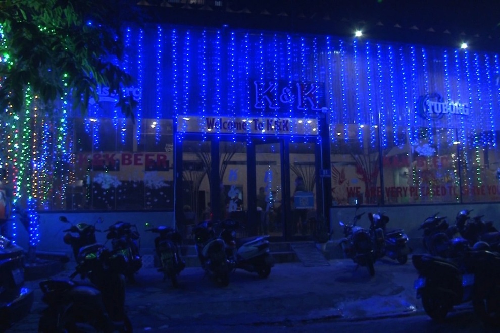 29 nam, nữ vào nhà hàng thuê phòng bay lắc - 3 29 nam, nữ vào nhà hàng thuê phòng bay lắc - 3