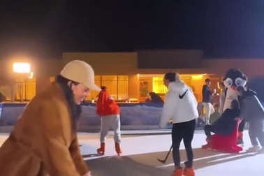 Sân băng được tạo nên trong nhà riêng của Ronaldo dịp Giáng sinh 2023