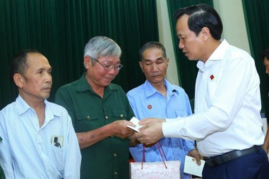 Bộ trưởng Bộ LĐ-TB&XH trao quà tặng người có công, người nghèo