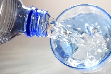 Ai cũng đã từng uống nước sai theo cách này