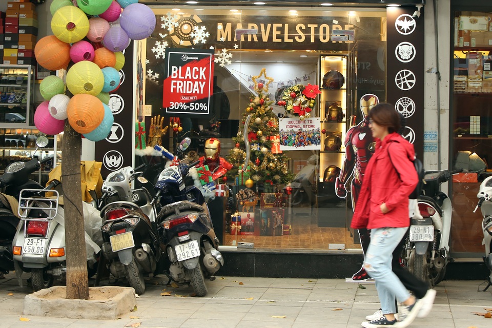 Đường phố Hà Nội được trang hoàng rực rỡ đón Giáng sinh - 1