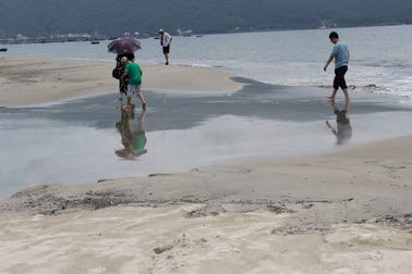 Phạt chủ đầu tư công trình khách sạn làm nước thải tràn ra biển 6 triệu đồng