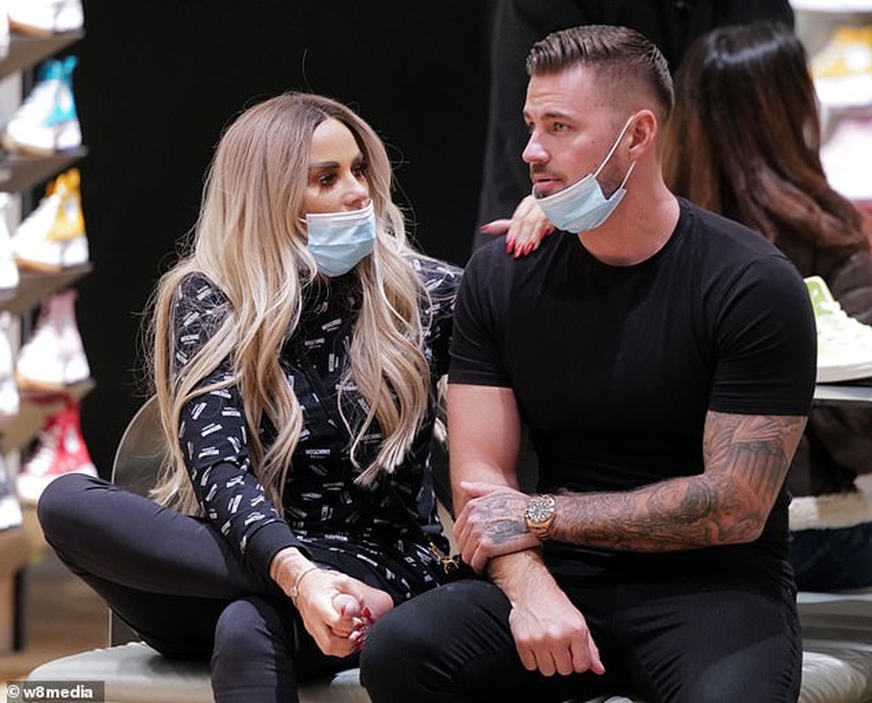 Vừa tuyên bố phá sản, Katie Price lại đi sắm loạt đồ hiệu - 2 Vừa tuyên bố phá sản, Katie Price lại đi sắm loạt đồ hiệu - 2