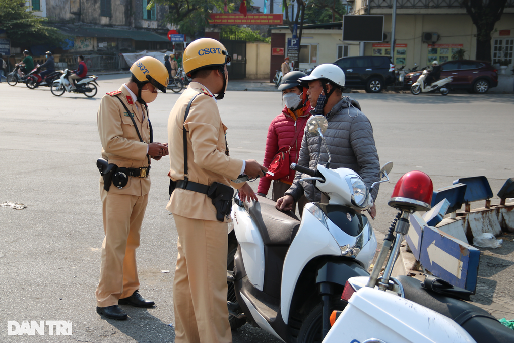 Cảnh sát giao thông Hà Nội quyết liệt xử lý tài xế ma men - 10