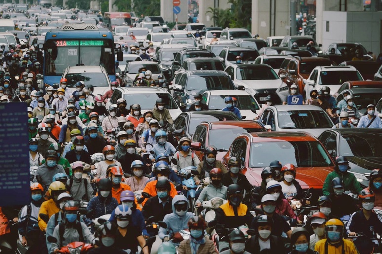 Trước khi cấm xe máy xăng, bạn đọc tha thiết "xin lại cái vỉa hè"