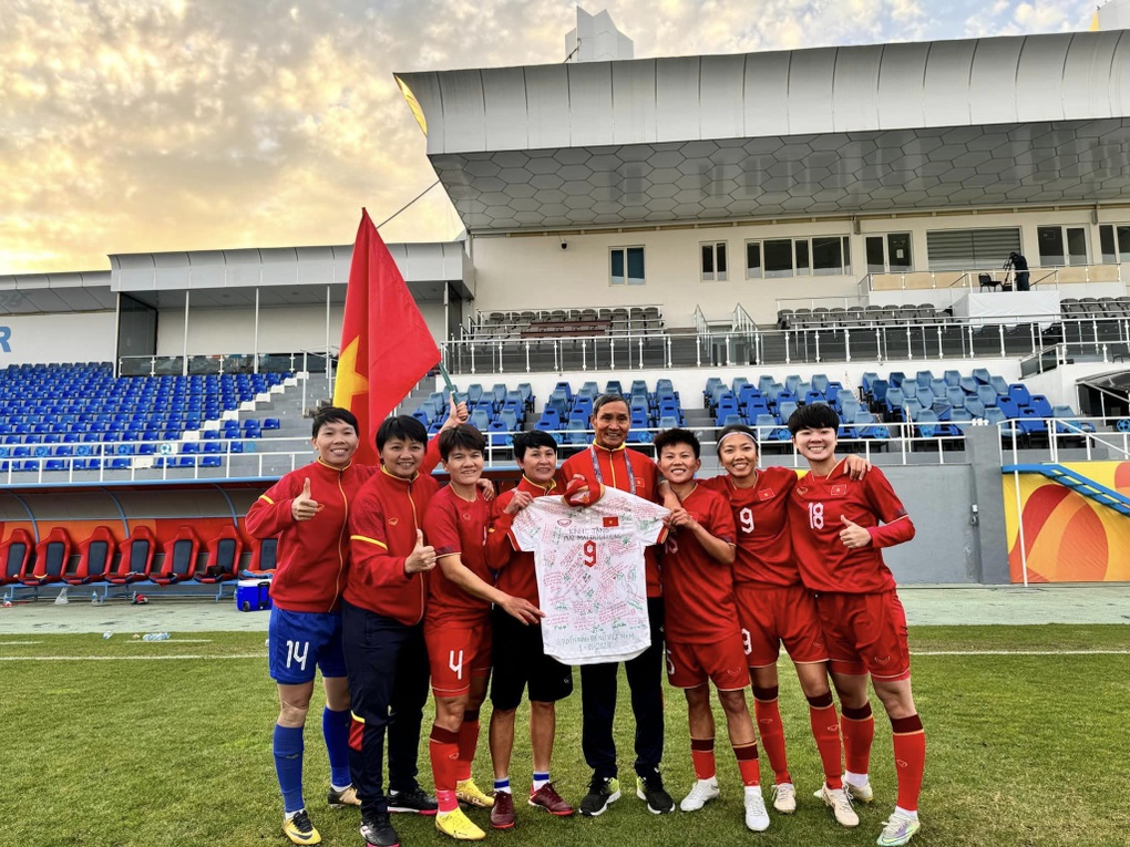 Huỳnh Như ôn lại kỷ niệm trong ngày chia tay HLV Mai Đức Chung - 2 Huỳnh Như ôn lại kỷ niệm trong ngày chia tay HLV Mai Đức Chung - 2