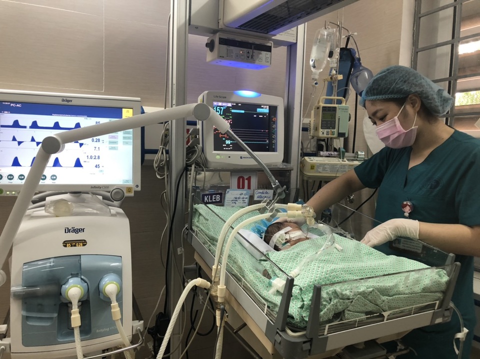 Bé sơ sinh bị bỏ rơi nhiễm khuẩn kháng thuốc nặng, 2 phổi đông đặc - 2 Bé sơ sinh bị bỏ rơi nhiễm khuẩn kháng thuốc nặng, 2 phổi đông đặc - 2