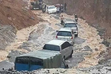 51 người chết và mất tích vì mưa lũ kinh hoàng