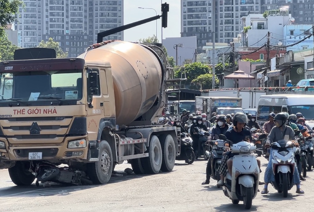 Va chạm với xe bồn ở TPHCM, cô gái 24 tuổi tử vong - 1 Va chạm với xe bồn ở TPHCM, cô gái 24 tuổi tử vong - 1