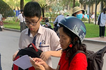 Thi lớp 10 chuyên Sư phạm, phụ huynh bỏ xe chạy theo con vào phòng thi