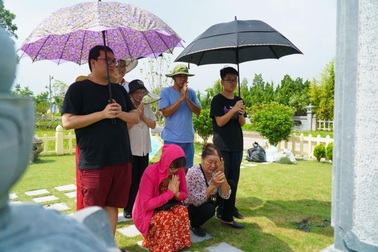 Đại lễ vu lan: Người dân đi tảo mộ tại Lạc Hồng Viên