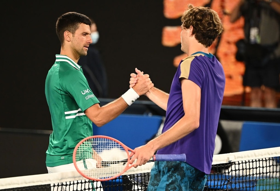 Djokovic phải dừng thi đấu để khán giả rời sân - 17 Djokovic phải dừng thi đấu để khán giả rời sân - 17
