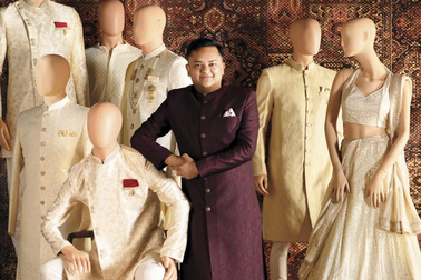 Chuyện vay 120 USD của mẹ để khởi nghiệp của tỷ phú đế chế đồ cưới Ấn Độ