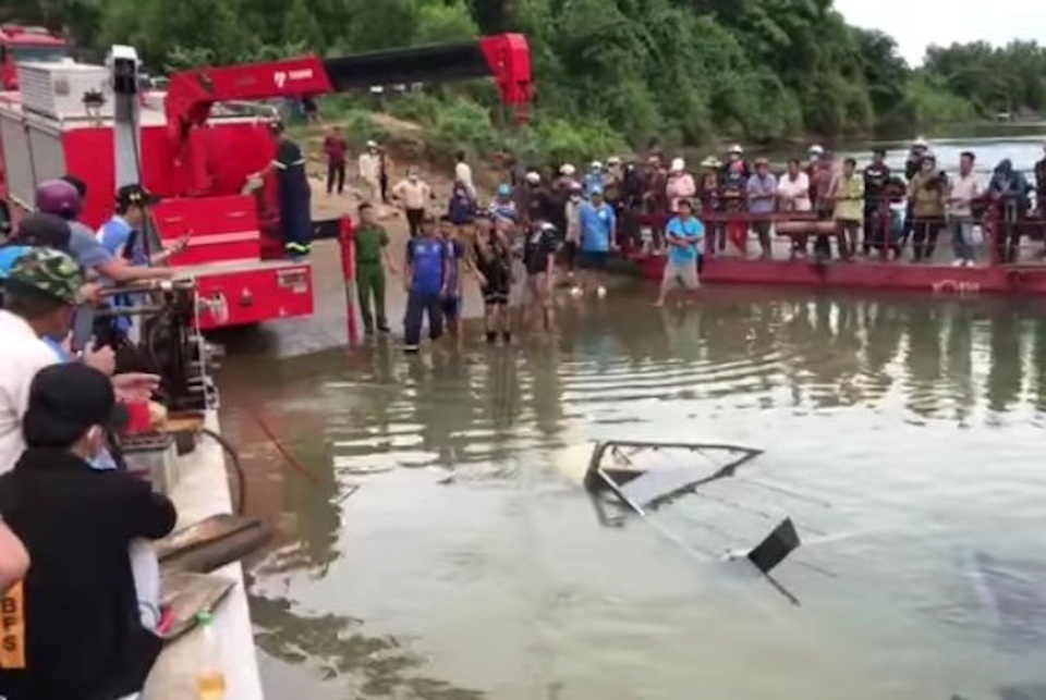 Xe tải bơi dưới sông, tài xế và phụ xe leo thùng hàng kêu cứu - 2