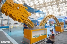 Hàng nghìn gian hàng gấp rút hoàn thiện, sẵn sàng cho Hội chợ Mùa thu 2025