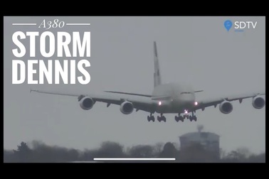 “Thót tim” màn hạ cánh kiểu “cua bò” của siêu máy bay A380 tại Anh