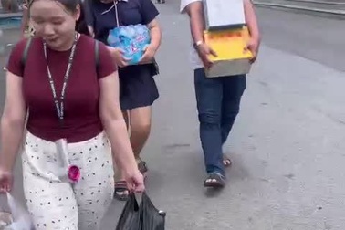 Gia đình ở TPHCM đi du lịch mang 2kg sườn kho, 2kg bò xào cùng cơm trắng