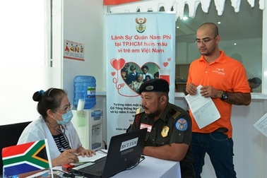 Hoạt động nhân đạo tưởng nhớ 1 năm ngày mất ông Nelson Mandela