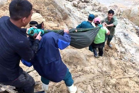 Thai phụ được khiêng vượt 20km đường sạt lở đi cấp cứu nhưng vẫn mất con