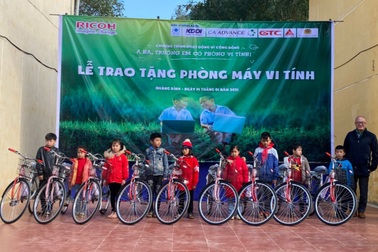 Tặng 90 máy tính và hàng chục suất quà ý nghĩa cho học sinh vùng khó khăn