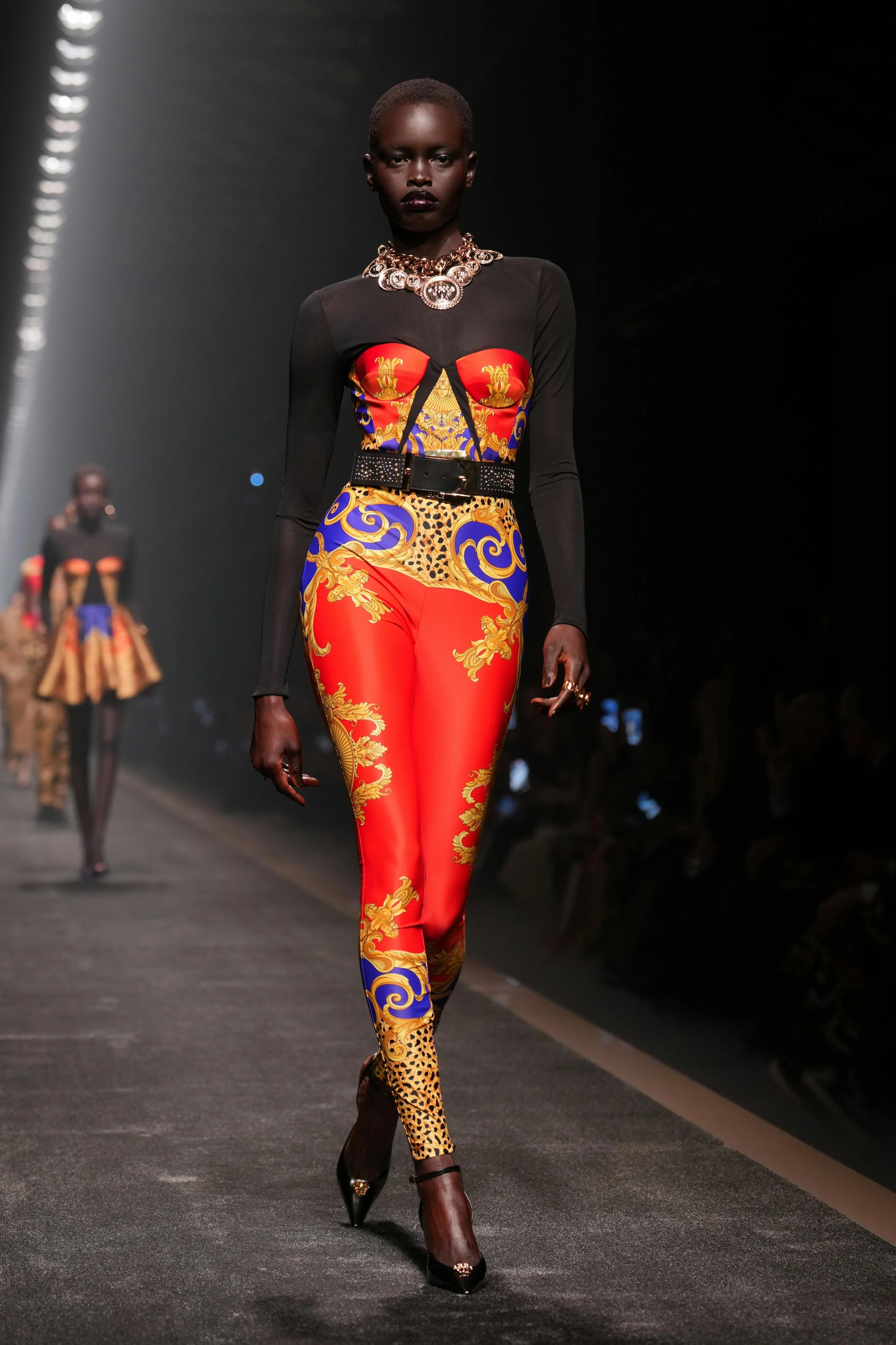 Mỹ nam Hàn Quốc tẩy tóc cá tính, gây náo loạn tại show Versace - 9 Mỹ nam Hàn Quốc tẩy tóc cá tính, gây náo loạn tại show Versace - 9