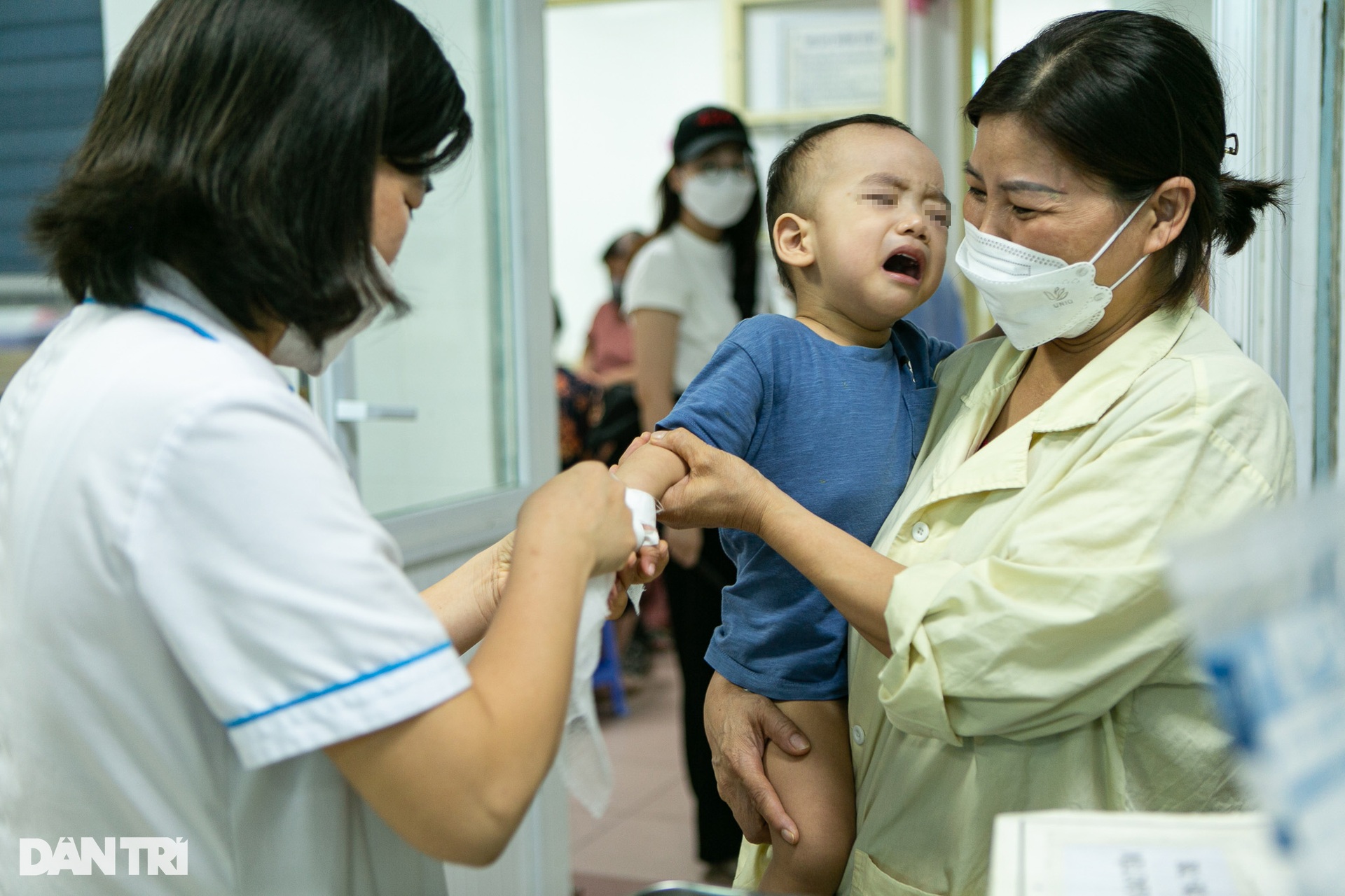 Hà Nội: Trẻ nhập viện tăng gấp 3 lần, mỗi bác sĩ gồng mình chăm 20 bệnh nhi - 7 Hà Nội: Trẻ nhập viện tăng gấp 3 lần, mỗi bác sĩ gồng mình chăm 20 bệnh nhi - 7