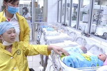 Bộ trưởng Y tế tặng bằng khen y bác sĩ cứu mẹ con thai phụ nguy kịch