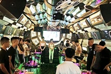 Bắt quả tang 13 nam nữ sử dụng ma túy trong quán karaoke