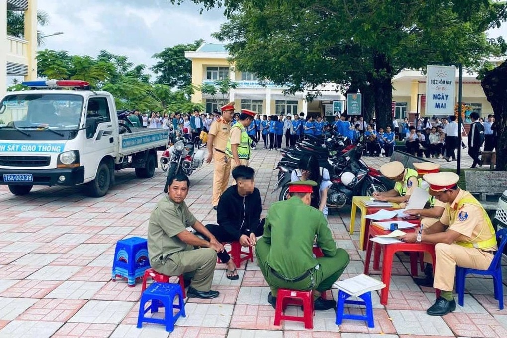 Cảnh sát bí mật ghi hình, xử phạt học sinh đi xe máy đến trường - 1 Cảnh sát bí mật ghi hình, xử phạt học sinh đi xe máy đến trường - 1