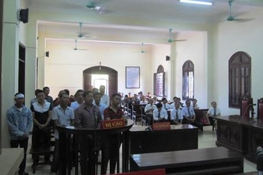 Hoãn xét xử vụ án “cướp gỗ huê” gây chấn động dư luận