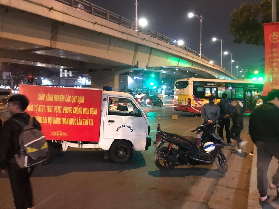 Cụ bà 80 tuổi bị xe buýt cán tử vong khi đang đi bộ trên phố Hà Nội - 3 Cụ bà 80 tuổi bị xe buýt cán tử vong khi đang đi bộ trên phố Hà Nội - 3