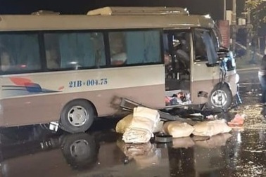 Yên Bái: Va chạm giữa ô tô khách và xe đầu kéo, 4 người bị thương