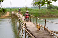 Cây cầu độc nhất ở Quảng Nam được dân làng góp tre, công xây dựng