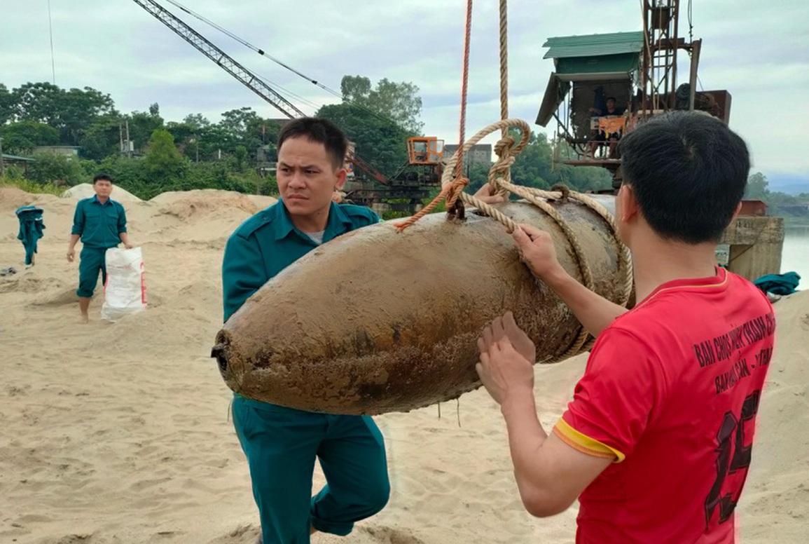Lặn sông bắt cá, suýt ôm trúng bom nặng gần 350kg - 1 Lặn sông bắt cá, suýt ôm trúng bom nặng gần 350kg - 1