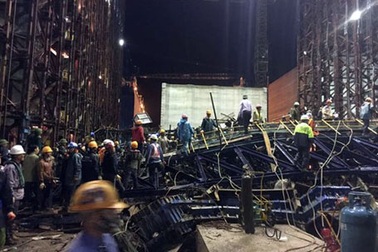 Giàn giáo "khổng lồ" sập do sự cố má phanh