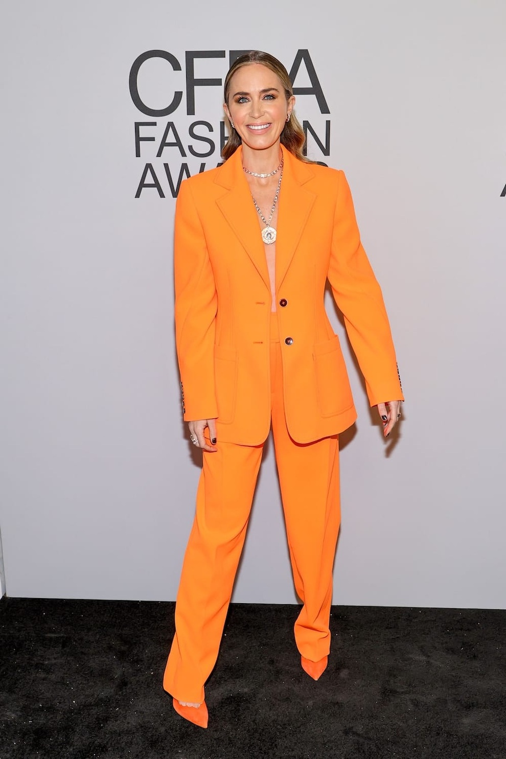 Dàn người đẹp sành điệu và gợi cảm trong trang phục vest sắc màu - 9