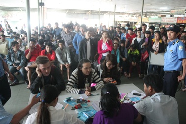 Vé xe Tết: Xe thương hiệu đắt khách, quầy vé ủy thác ế ẩm