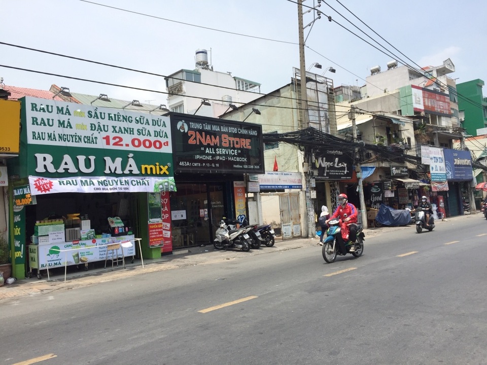 TPHCM: Tiệm cắt tóc, sửa xe, ăn uống “hốt bạc” ngày đầu mở cửa trở lại - 1 TPHCM: Tiệm cắt tóc, sửa xe, ăn uống “hốt bạc” ngày đầu mở cửa trở lại - 1