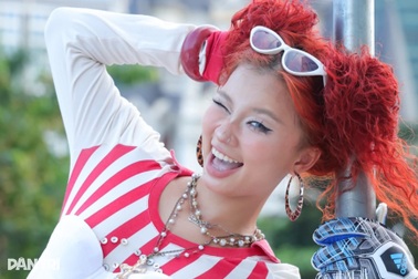 Vũ công tóc đỏ triệu view mê hoá trang các nhân vật khác nhau mỗi ngày