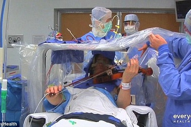 Bệnh nhân chơi guitar trong khi mổ não